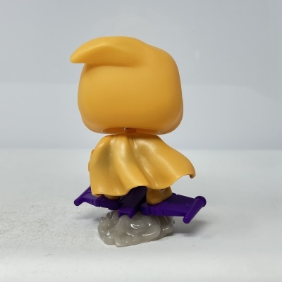 Boneco Funko Pop amarelo com capa amarela e base cinzenta translúcida