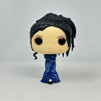 Figura Funko Pop com vestido azul e cabelo preto