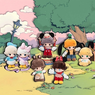 Bonecos de peluche com roupas coloridas e acessórios em fundo ilustrado de árvores e nuvens