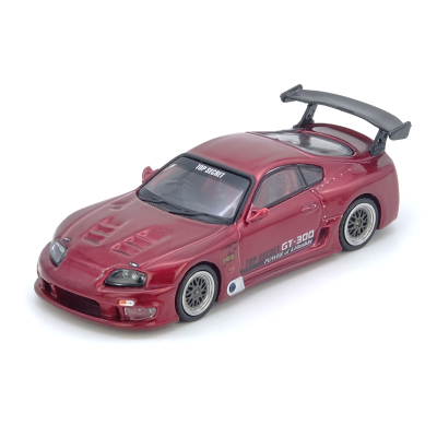 Miniatura de carro desportivo vermelho com asa traseira preta e jantes prateadas