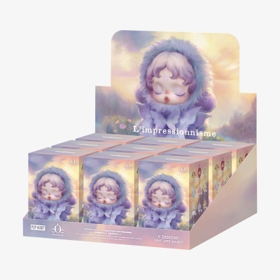 Caixas com figura de boneco lilás de capuz peludo em exposição