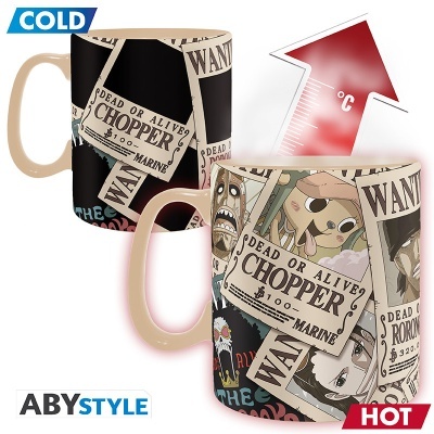 Caneca térmica decorada com cartazes de procurados do anime One Piece, mostrando mudança de cor com temperatura