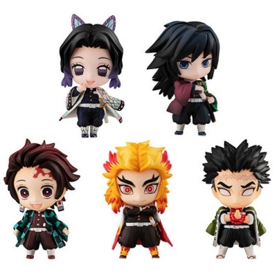 Conjunto de cinco figuras de ação estilo chibi de personagens de anime com roupas coloridas e cabelos estilizados
