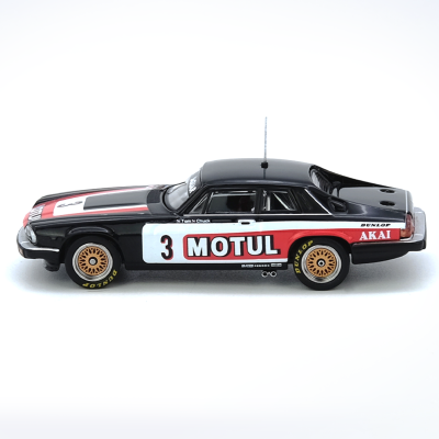 Miniatura de carro de corrida preto com detalhes vermelhos, branco e dourados
