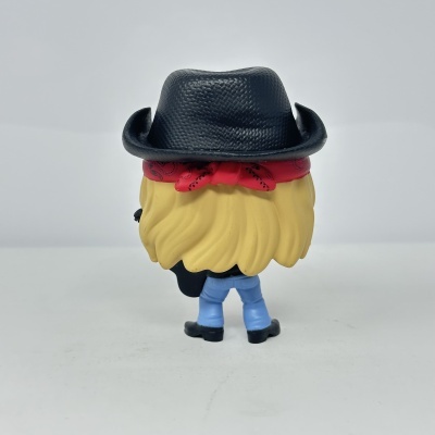 Figura Funko Pop com cabelo loiro, chapéu preto e lenço vermelho vista de trás