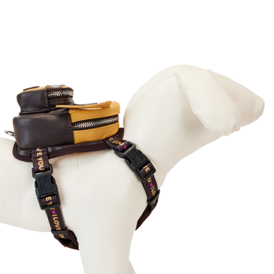 Modelo de cão branco com arnês castanho e duas bolsas pequenas com fechos