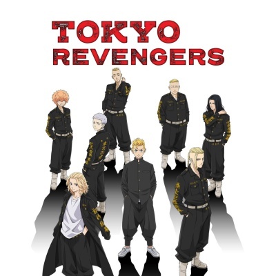 Personagens de anime de Tokyo Revengers com uniformes pretos e detalhes dourados, título vermelho ao fundo