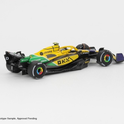 Miniatura de carro de Fórmula 1 amarelo, verde, preto e roxo com logos de patrocinadores e fundo branco