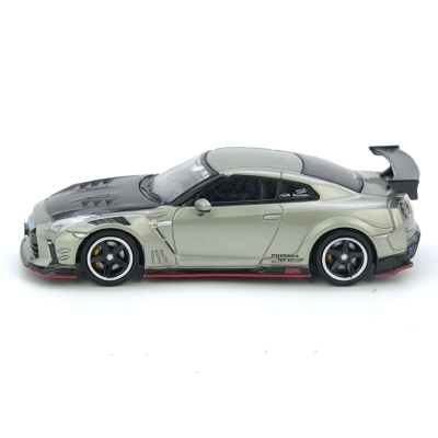 Miniatura de carro de corrida cinzento metálico com detalhes em preto