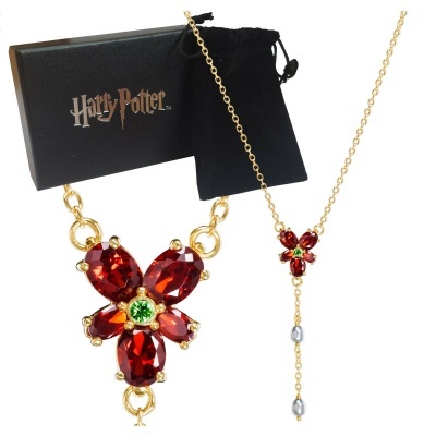 Colar dourado com pedras vermelhas e verdes em forma de flor, embalagem preta Harry Potter