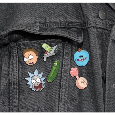 Pins coloridos com personagens de desenhos animados num bolso de ganga preta