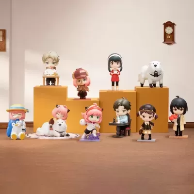 Dez figuras chibi coloridas de personagens e animais expostas sobre bases amarelas e mesa de madeira