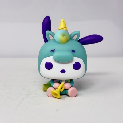 Figura de brinquedo de personagem azul com trombeta