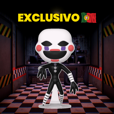 Figura colecionável boneco branco com rosto pintado e roupa preta em sala escura com chão quadriculado