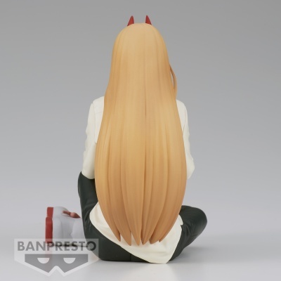 Figura colecionável sentada de costas com cabelo comprido laranja claro