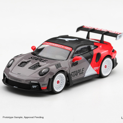 Miniatura de carro Porsche RS cinza, preto e vermelho com asa traseira grande.