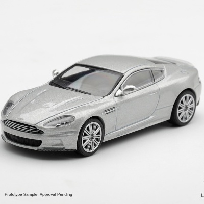 Miniatura de carro desportivo prata metálico sobre fundo branco com textos visíveis