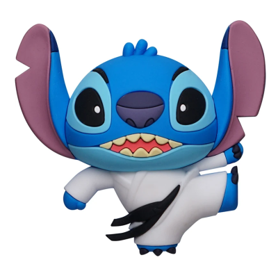 Figura de vinil de personagem azul com kimono branco e faixa preta.