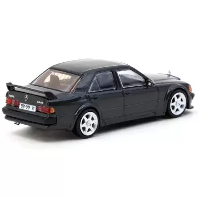 Miniatura de carro Mercedes-Benz 190E 2.5-16 preto com spoiler e jantes brancas em fundo branco