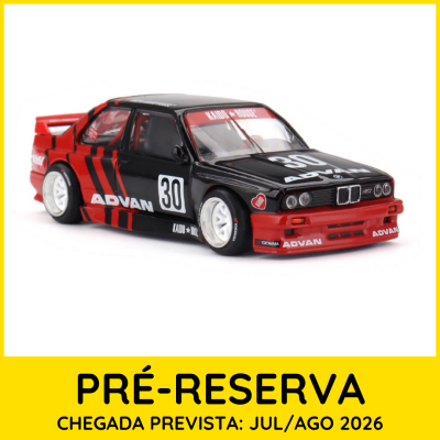 Miniatura de carro preto e vermelho, número 30, texto ADVAN e KAIDO HOUSE