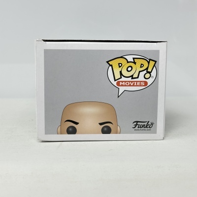 Caixa branca Funko Pop MOVIES com a cabeça de boneco sem cabelo visível