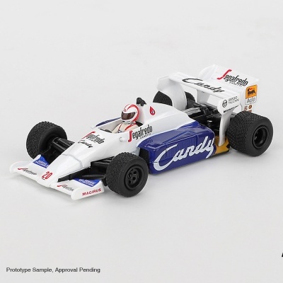 Miniatura de carro de corridas branco e azul com textos e um piloto com capacete