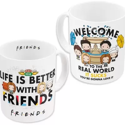 Duas canecas brancas com personagens animados e frases em inglês da série Friends