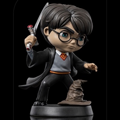 Figura colecionável de Harry Potter com espada e chapéu seletor