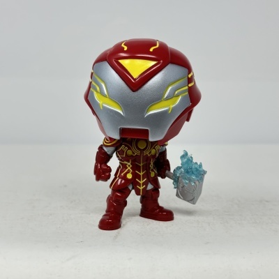 Figura Funko Pop de super-herói com armadura vermelha e máscara prateada
