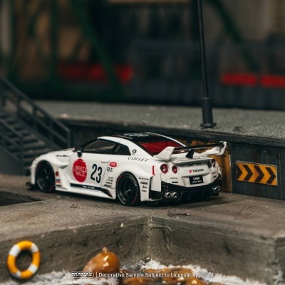 Miniatura de carro desportivo branco com decalques e número 23 em ambiente urbano