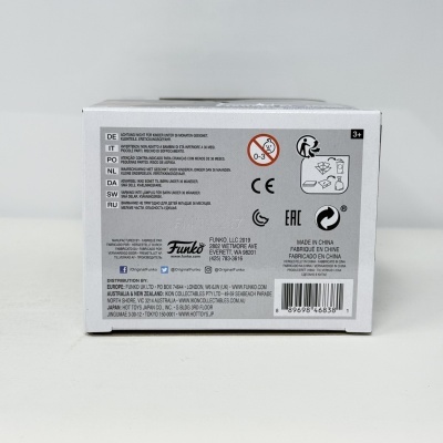 Parte traseira de uma caixa branca de produto Funko com texto de segurança e código de barras