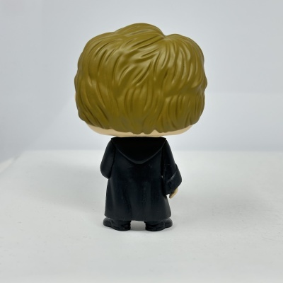 Figura Funko Pop vista de costas com cabelo castanho e roupa preta.