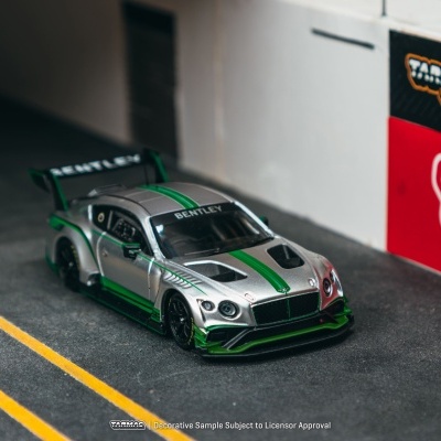 Miniatura de carro desportivo Bentley prateado com risca verde numa pista