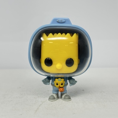 Boneco estilizado de personagem amarelo com fato azul e capacete transparente