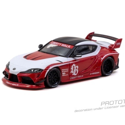 Carro desportivo em miniatura vermelho, branco e preto com adesivos LIBERTY WALK