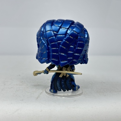 Figura Funko Pop azul metálico com espada dourada vista de costas