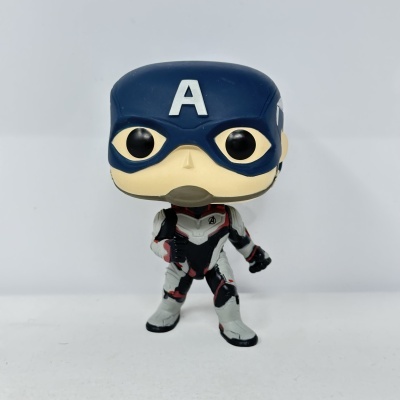 Figurinha do Capitão América com máscara azul e letra A branca