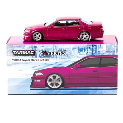 Miniatura de carro Toyota Mark II JZX100 rosa metálico com jantes prateadas em caixa decorada.