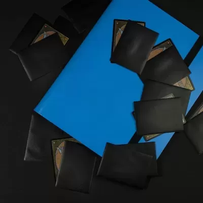 Capa de livro azul com carteiras pretas em torno