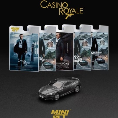 Miniatura de carro cinzento e caixas com imagens de Casino Royale