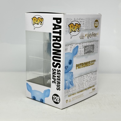 Caixa Funko Pop! Harry Potter Patronus Severus Snape, número 128, fundo branco, padrão texto noticioso