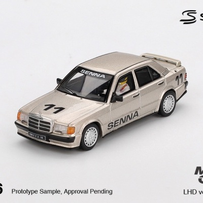 Miniatura de carro clássico prata com o número 11 e texto SENNA