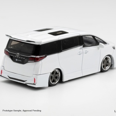 Miniatura de carro Toyota Alphard branco com detalhes pretos e rodas cromadas