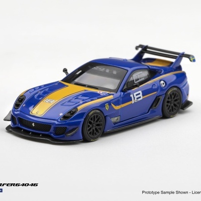 Miniatura de carro de corrida azul e amarelo com número 18 e aerofólio traseiro