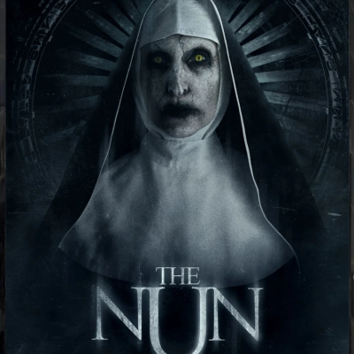 Imagem de uma freira assustadora com olhos amarelos e hábito preto e branco, com o título THE NUN em destaque.