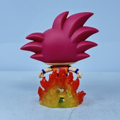 Boneco Funko Pop com cabelo cor-de-rosa e chamas vermelhas e amarelas