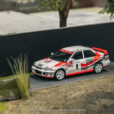 Miniatura de carro de rali branco e vermelho com números e autocolantes em estrada de modelo