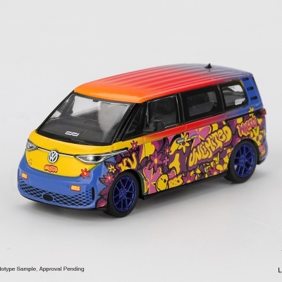 Miniatura de carrinha Volkswagen com pintura colorida e decoração floral.