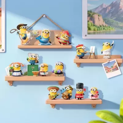 Figuras Minions em prateleiras de madeira numa parede azul clara com fotografia e planta