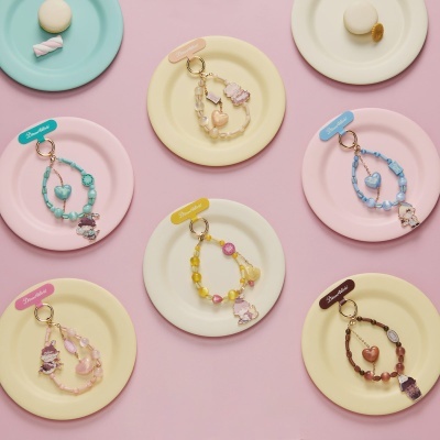 Pulseiras coloridas com personagens em pratos pastel